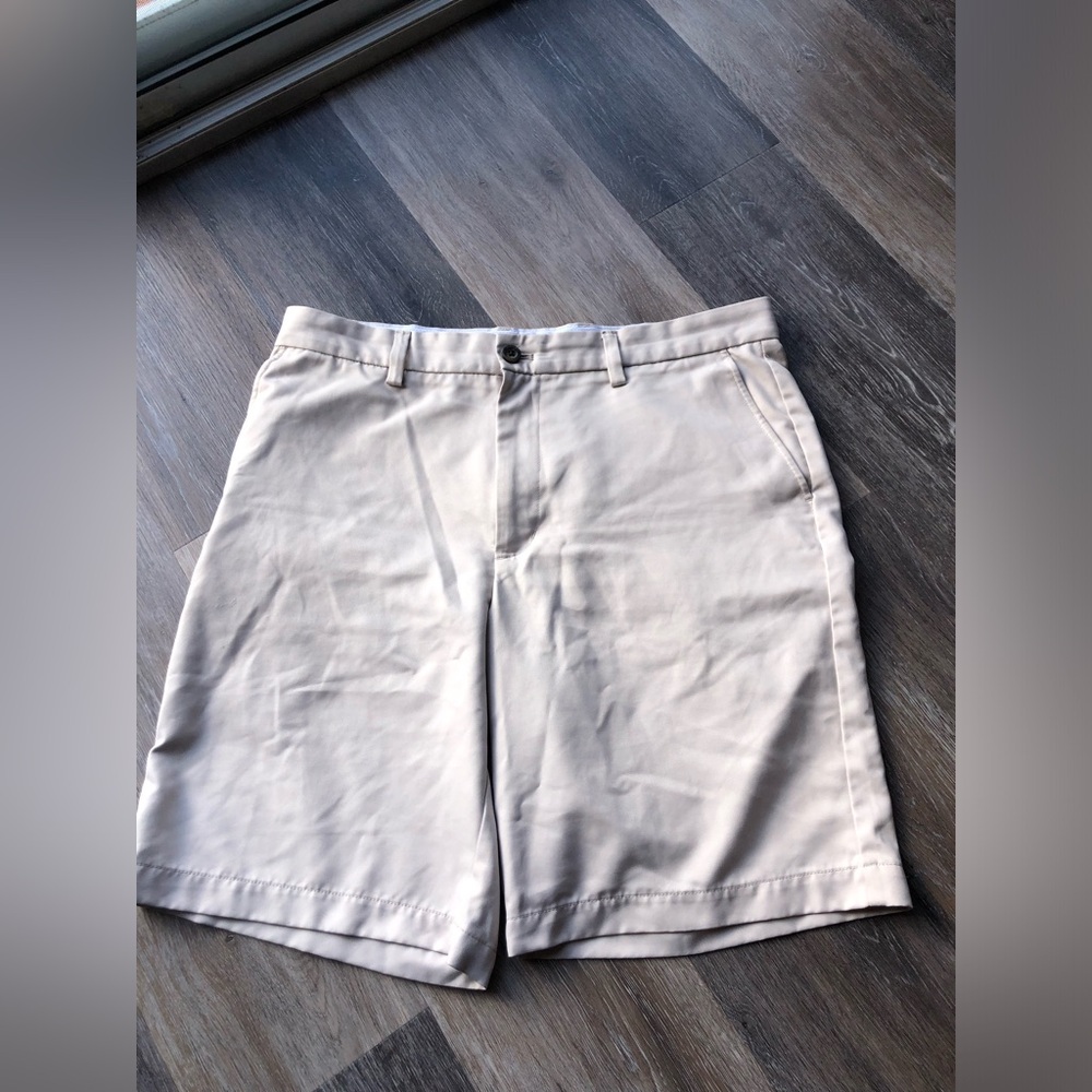 Amazon Essentials Men's Cream Flat Front Shorts Size 36